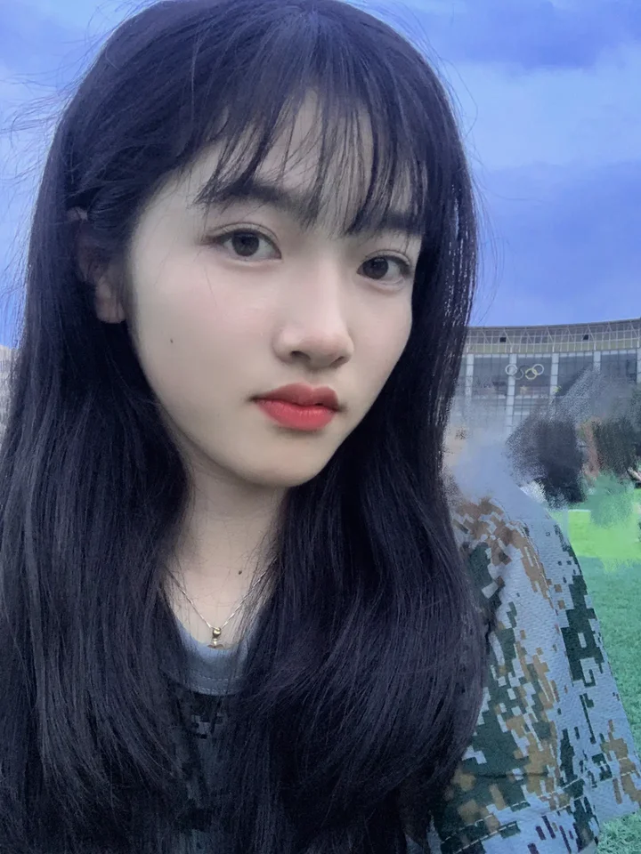 胸前两个巨大的兔子蹦出来